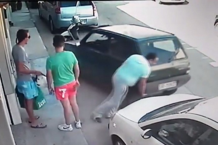 Erőferi arrébb rakta a kocsit, miután ráparkoltak