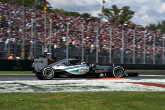 F1: Hamilton nyakán a Ferrarik a hazai pályán