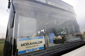 Megtámadtak egy menetrend-szerinti buszt a migránsok