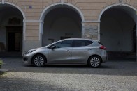 A Kia cee'd maradt ami volt, egy Európában fejlesztett, és itt is gyártott, de koreai szemléletet tükröző típus.