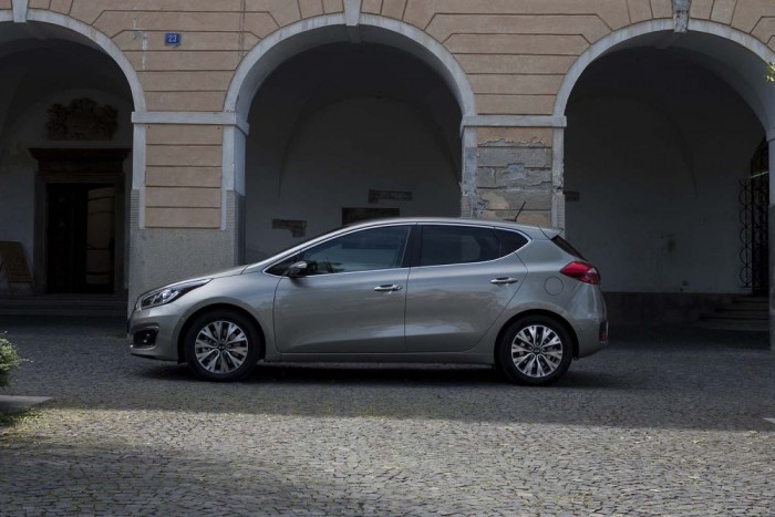 A Kia cee'd maradt ami volt, egy Európában fejlesztett, és itt is gyártott, de koreai szemléletet tükröző típus.