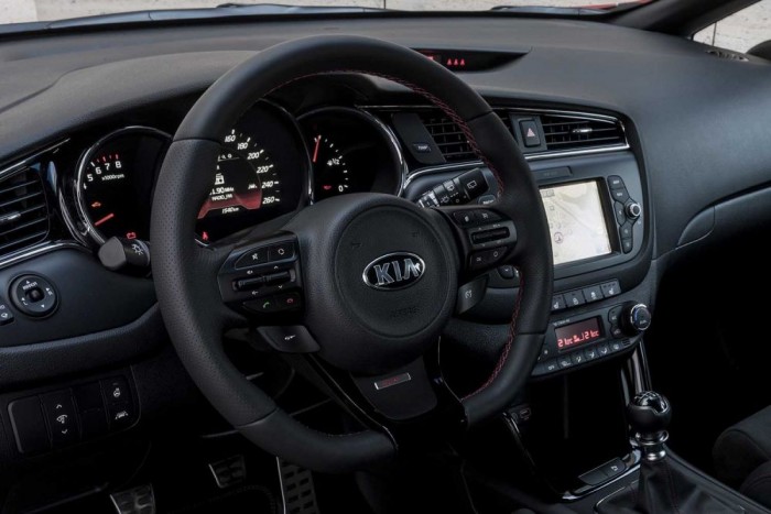 A GT csinos új, lapított alsó résszel készülő kormányt kapott.