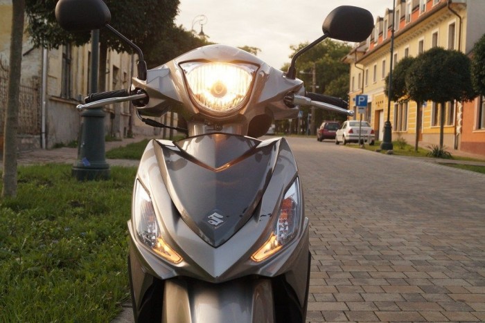 Suzuki, ami két litert fogyaszt 4 Nem lehet nem észrevenni ennyi lámpával - a tompított természetesen (ez ma már kötelező a gyártók számára) a gyújtás ráadására automatikusan bekapcsol