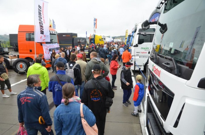 Annak ellenére is, hogy a szombati nap esővel indult, özönlöttek az emberek a Hungaroringre, ahol bárki besétálhatott a paddockba, és megnézhette, fotózhatta a kamionokat. Akinek szerencséje volt, még a versenyzőkkel is összefuthatott.