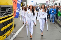 A csinos grid girl csapat sem pihent túl sokat. Ha nem a pályán álltak a rajtrácson felsorakozó kamionok előtt, akkor a paddockban sétáltak. A hűvös idő miatt sajnos túlöltöztek a lányok.