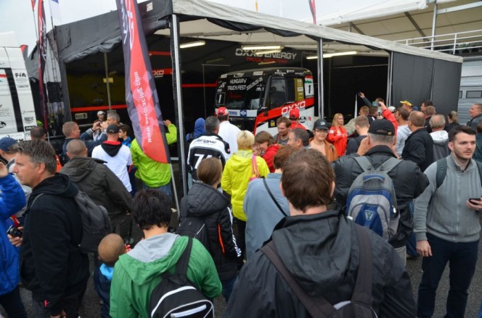 Természetes, hogy a magyar bajnok versenygépe volt a legnépszerűbb. Itt tömegesen ólálkodtak a rajongók, hogy készíthessenek egy szelfit az 5,4 tonnás MAN-nel.