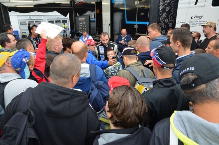 Azt hiszem ez a kép remekül bizonyítja, hogy imádják címvédő Európa bajnokunkat, Kiss Norbertet a rajongói. Mindenki fotót és aláírást szeretett volna, a legtöbben meg is kapták. 