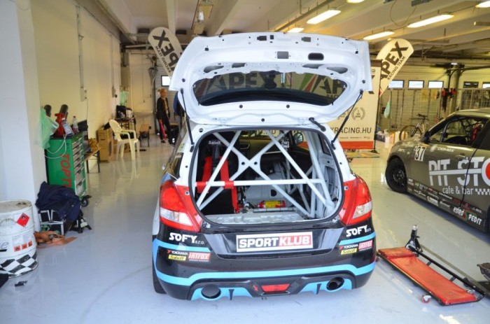 A kamionok mellett a Suzuki Cup Swiftjei is rajthoz álltak hétvégén a magyar versenypályán. Ők képviselték a betétfutamot.