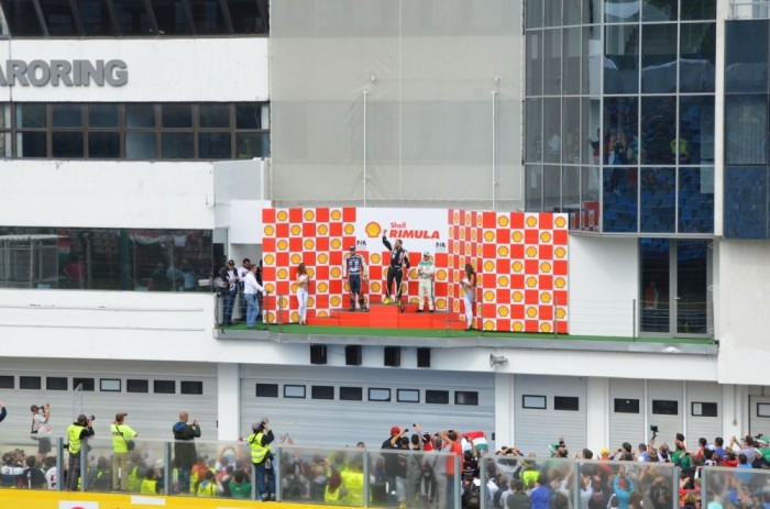 Így áll egy bajnok a dobogón.