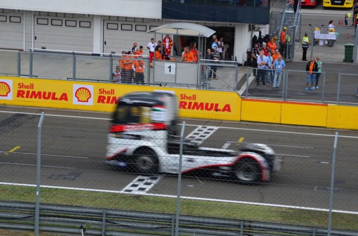 Kiss a vasárnap délutáni, utolsó futamon hat körrel a leintés előtt már negyedik volt, egy körrel később pedig a harmadik pozíciót is megszerezte, majd elképesztően látványos csatát vívott és nyert meg Vrseckyvel szemben, így másodikként állhatott dobogóra.