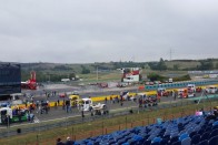 A lelátókon nem látszik, de ez csak a csepergő eső miatt volt, mindenki megpróbált fedett helyre húzódni. A Hungaroring Sport Zrt. tájékoztatása szerint vasárnap 22 ezer néző látogatott ki a mogyoródi pályára, így a szombati 10 ezer fős közönséggel együtt a kétnapos versenyhétvégén összesen 32 ezer szurkoló volt ott a helyszínen.