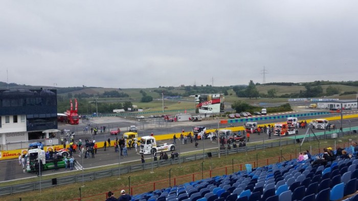 A lelátókon nem látszik, de ez csak a csepergő eső miatt volt, mindenki megpróbált fedett helyre húzódni. A Hungaroring Sport Zrt. tájékoztatása szerint vasárnap 22 ezer néző látogatott ki a mogyoródi pályára, így a szombati 10 ezer fős közönséggel együtt a kétnapos versenyhétvégén összesen 32 ezer szurkoló volt ott a helyszínen.