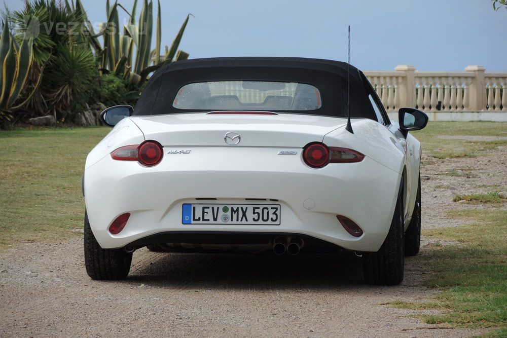 Igazi sportkocsi a Mazda MX-5, széles, lapos a karosszéria