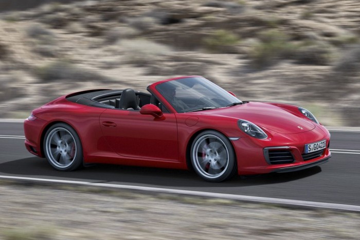 Megújult a Porsche 911 Carrera 3 Újak a kilincsek és az öt ikerküllős keréktárcsák, utóbbiakra csökkentett gördülési ellenállású abroncsokat húznak