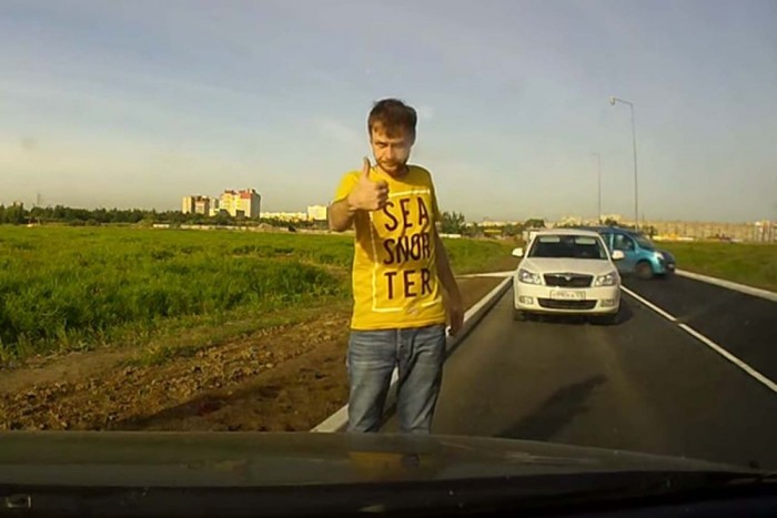 Ilyen az autós, aki csak néz, de nem lát