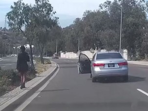 Kiszállt a kocsiból a nő, de hol?