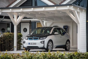 Lakájnak áll a BMW autója