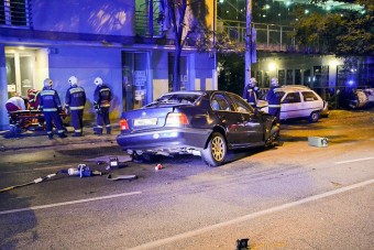 Parkoló autók közé csapódott egy BMW Budapesten - fotók