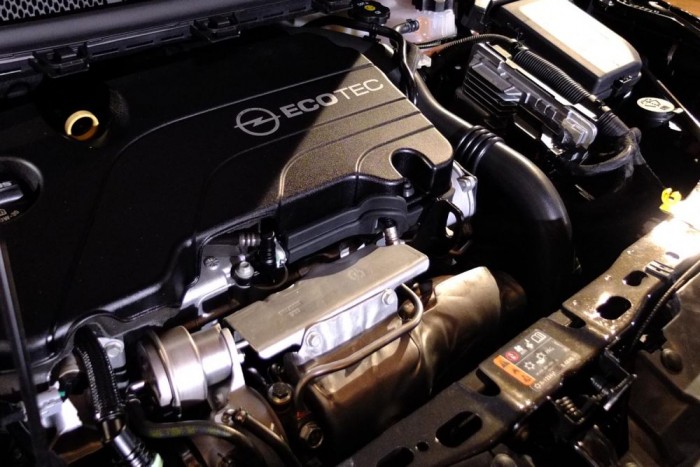 A motortérben hiába keresünk akkumulátort, azt a hátsó kerekek közé helyezték a mérnökök. Hét motorral készül majd az Opel Astra, többek között egyliteres, háromhengeres benzinessel is. 