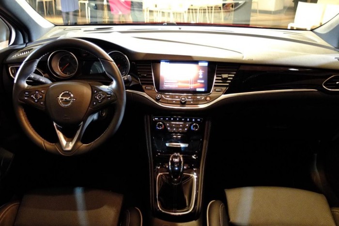 A kusza, kissé zsúfolt kezelőfelületek helyett, egyszerű, letisztult elrendezés jellemi az  új Opel Astra műszerfalát. 