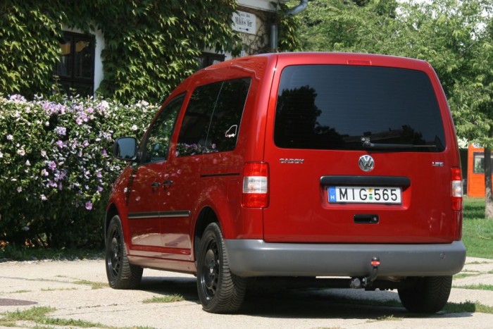 Laprugós merev tengellyel kényelmetlen a rugózás. Elöl nem zavaró, a hátul ülőknek annál inkább