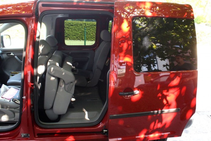 Ellenőrizzük a tolóajtókat, főleg az alsó görgőket. Az előrehajtható üléspaddal bővül a csomagtartó