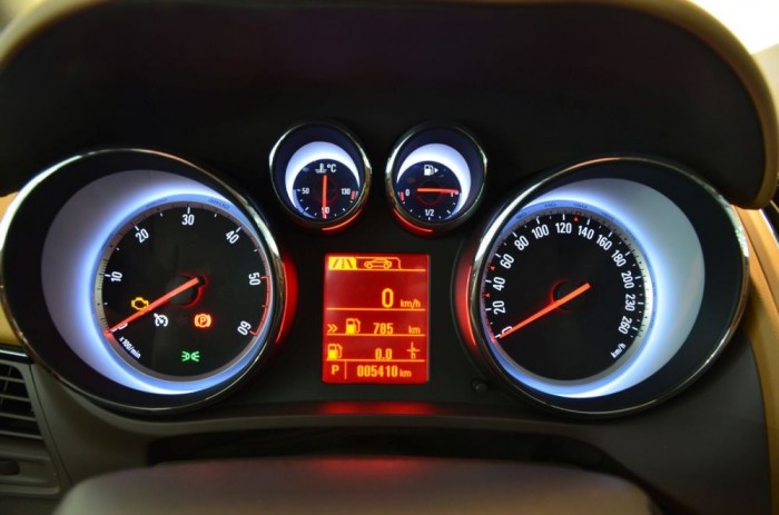 Nagyon megérett már a Zafira a frissítésre, ez a kijelző még 3 éve lement volna. Egy kicsit pixeles.