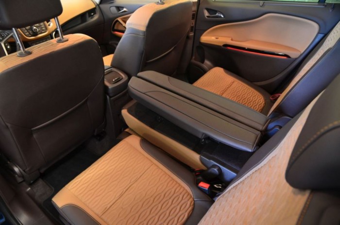 A középső ülést néhány mozdulattal kartámasszá tudjuk alakítani, és így a csomagtartóban is turkálhatunk, ha ottfelejtettük a parizeres-szendvicset.