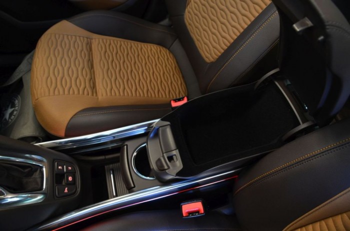 Háromszintes könyöklő az első ülések között, aminek az legalsó rekesze olyan mély és hosszú, hogy egy 1,5 literes palackot is simán benyel. Arra viszont vigyázni kell, hogy a középen lévő pohártartós részt ne csúsztassuk be túlságosan, mert akkor percekig szenvedhetünk vele, hogy újra elvarázsoljuk.