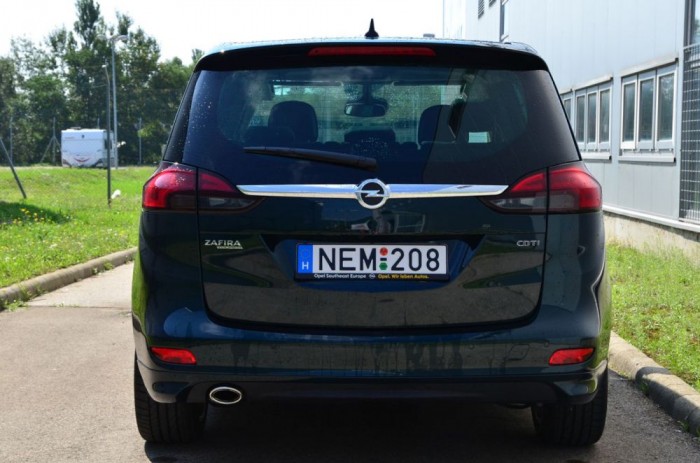 Akár honnan néztem, az ovális, krómozott kipufogóvég jobb lett volna, ha soha nem készül el. Nem illik a formához, sokkal jobb lett volna, ha a lökhárító alá rejtik a kipufogót.