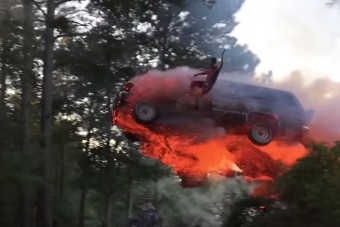 Gyönyörű ugratás, pokoli lángokkal