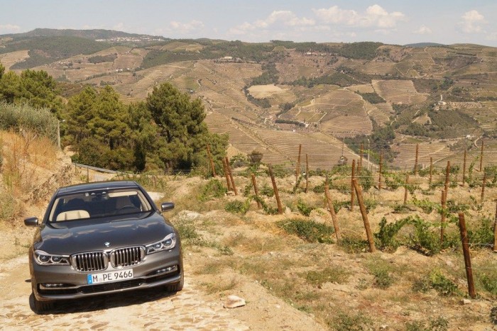 Összkerékhajtású, V8-as, turbós behemót a szőlőhegyek között, Portugáliában