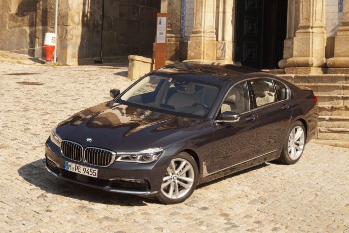 Új Hetes BMW: ujjkörzés és távirányított parkolás 1 Alapáras tétel a légrugó és a változtatható lengéscsillapítás mindkét tengelyen. A 7-es csodásan siklik Comfortban, harciasan befeszít Sport módban