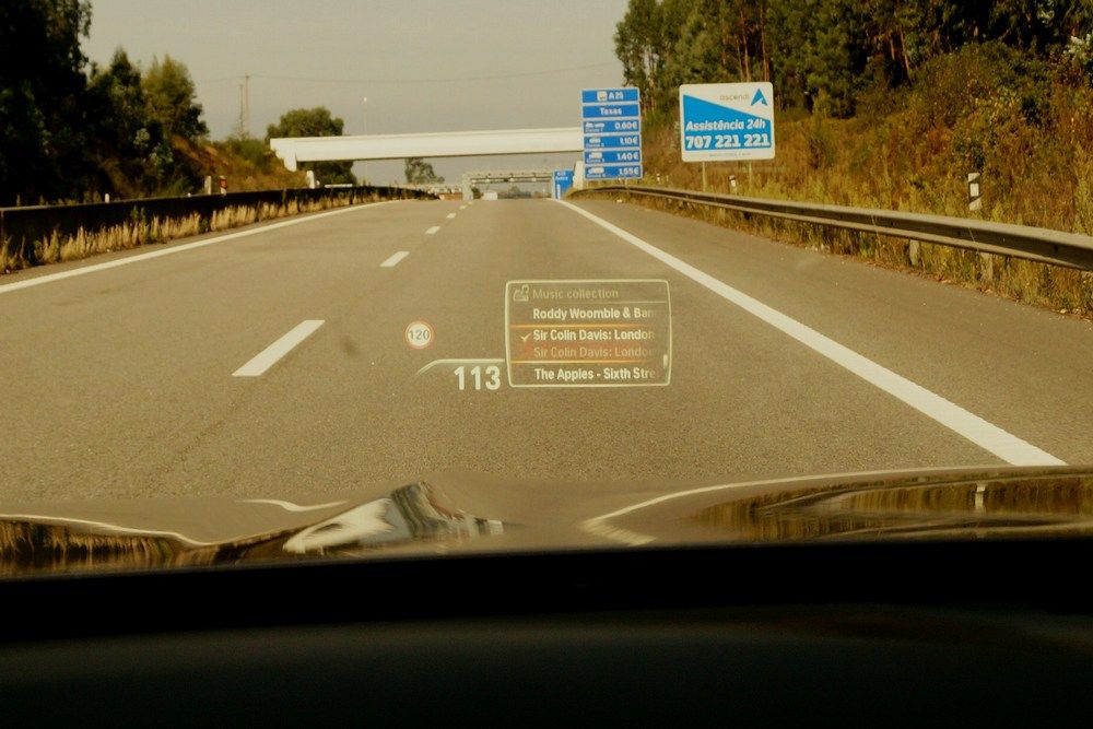 A Head-Up Display megjeleníti a zenetár listáját is