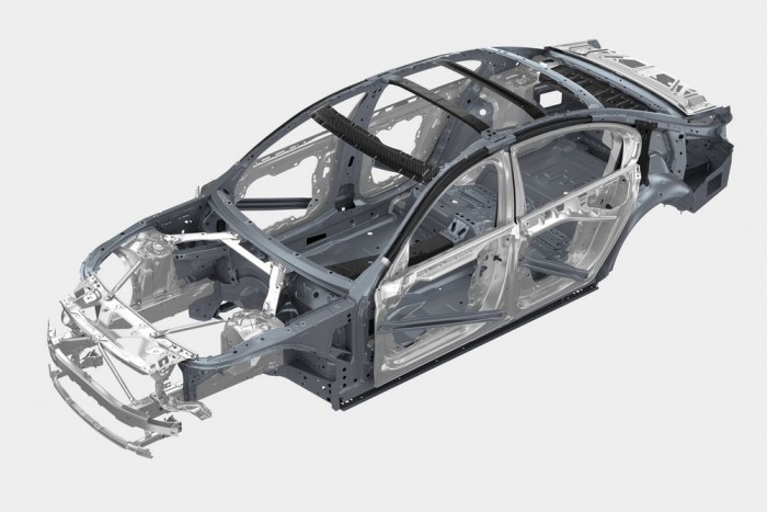 Carbon-core szerkezet: számos helyen szénszálas merevítés erősíti, egyben könnyíti a karosszériát