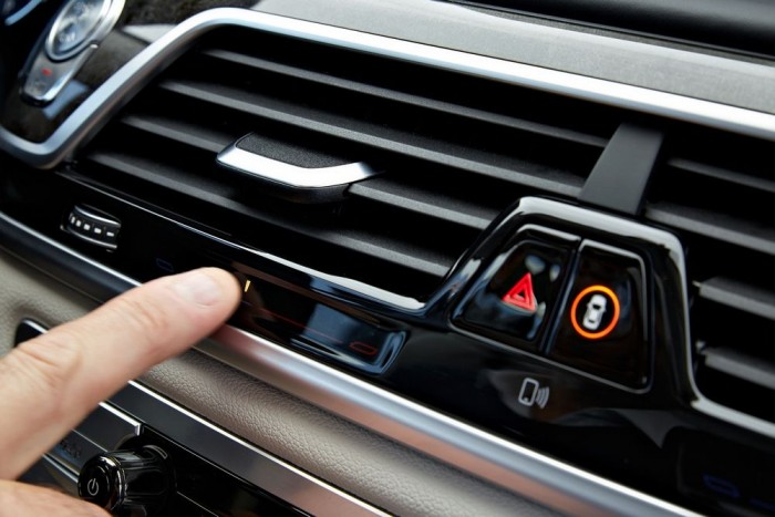 Új Hetes BMW: ujjkörzés és távirányított parkolás 10 Érintésérzékeny virtuális csúszkával változtathatjuk +/- 5 fokkal a fő szellőzőrostélyokon beáramló levegő hőmérsékletét az általánosan beállított értékhez képest