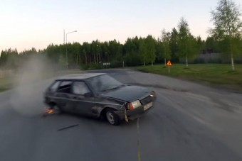 Döbbenet és csodálat, itt a vontatásos drift!