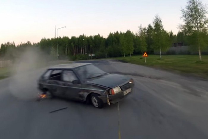 Döbbenet és csodálat, itt a vontatásos drift!