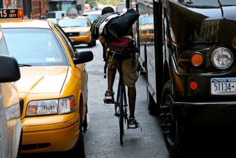 Agyonvert egy férfit, majd elbiciklizett a futár