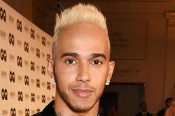 F1: Égnek állt Hamilton szőke haja