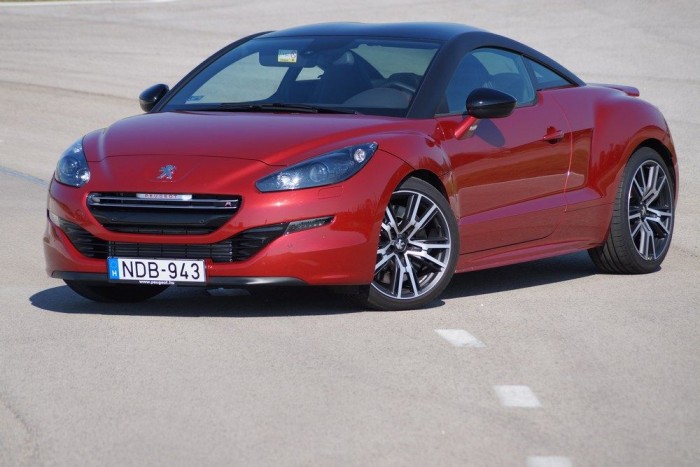 A Peugeot októbertől nem gyártja tovább a gyönyörű sportautót. Meg is értjük, hogy miért nem, de azt is értjük, miért lesz az RCZ nemsokára megbecsült gyűjtői modell
