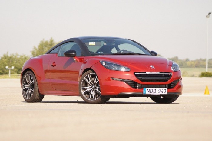 RIP, Peugeot RCZ, emléked örökké szívünkben él! 14 Nem lehet betelni a formával. A 2013-as facelift során kapta meg a kis PEUGEOT-feliratot az oroszlán alá az autó
