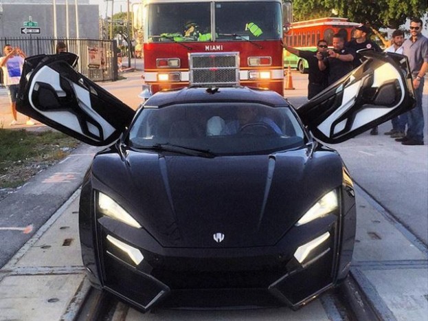 Bombázók társaságában pózolt a fekete démon 7 | Vezess Bombázók társaságában pózolt a fekete démon 7