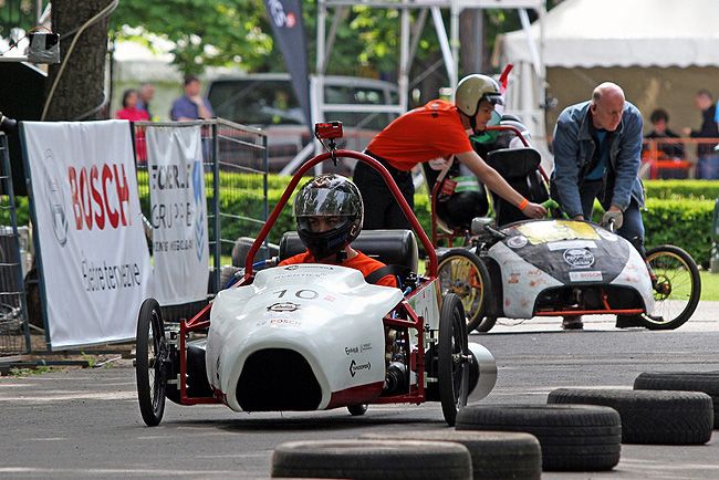 Léghajtású autók versenyeznek Kecskeméten