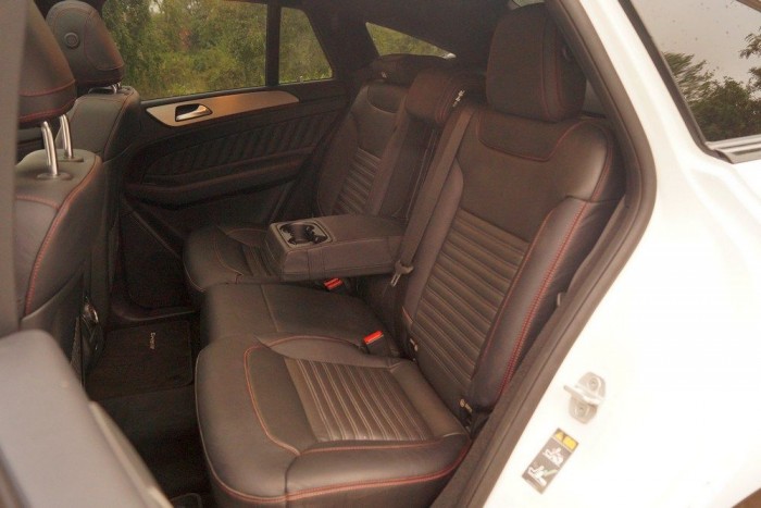 Két személyre formázott a hátsó traktus, bár papíron ötszemélyes a Coupé