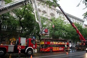 Fának ütközött egy városnéző busz Budapesten - Képek