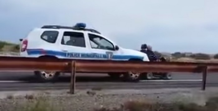 Bizarr jelenet: rendőrautó tolta a mozgássérültet