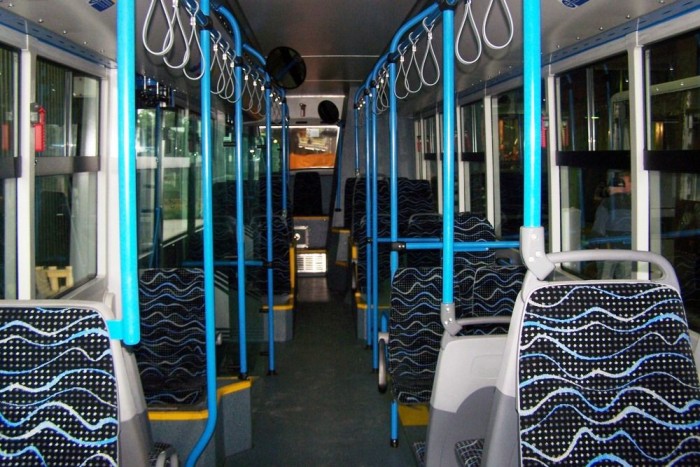 Nem találná ki, hol készülnek a BKV új buszai 3 A modell utastere valamivel átgondoltabb az előző szériához képest: a második ajtónál nagyobb peron áll rendelkezésre, emellett az oldalra fordított üléseket is elhagyták.