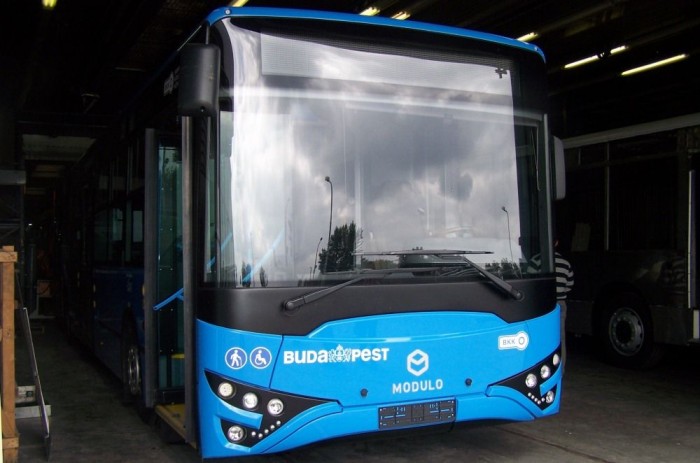 Nem találná ki, hol készülnek a BKV új buszai 2 A BKV korábban összesen 18 darab Ikarus V127 típusú autóbuszt helyezett forgalomba. A cég a kedvező üzemeltetési tapasztalatokon felbuzdulva további 10 darabra írt ki tendert. A közbeszerzést az Evopro tulajdonába tartozó MABI-Bus Kft. nyerte, mely Modulo M108 D-re keresztelte modellt.