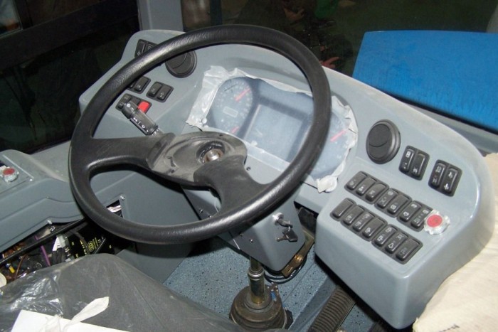 Nem találná ki, hol készülnek a BKV új buszai 4 A Modulo M 108D Euro 6-os környezetvédelmi besorolású, 280 lóerős teljesítményű motorral készül. A kisebb hengerűrtartalmú, 1100 Newtonméteres maximális nyomatékra képes erőforrás a Cummins-tól érkezik.